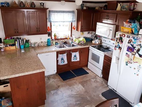 Kitchen, counter space 