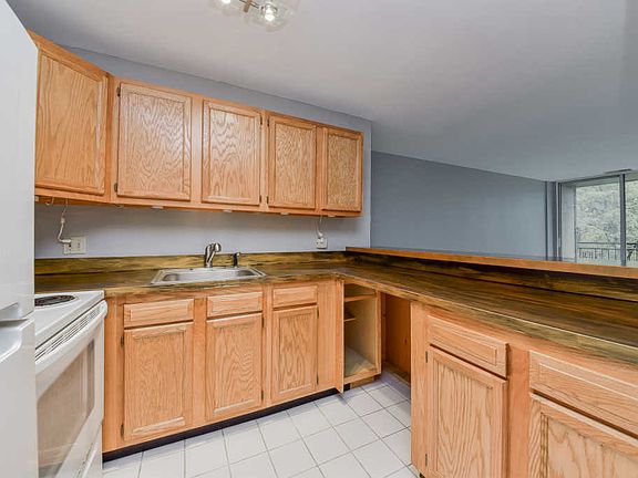 3rd image of 5800 Oakwood Dr Unit 5C