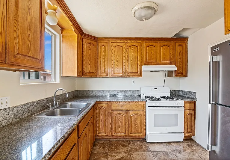11012 S Eastwood Ave — Photo 4