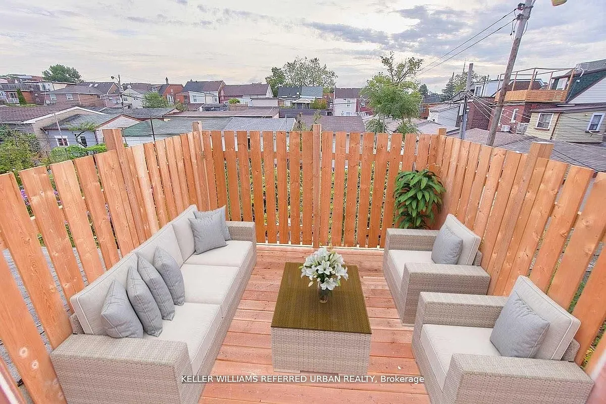 Building Photo - 559 Dufferin St #UPPER