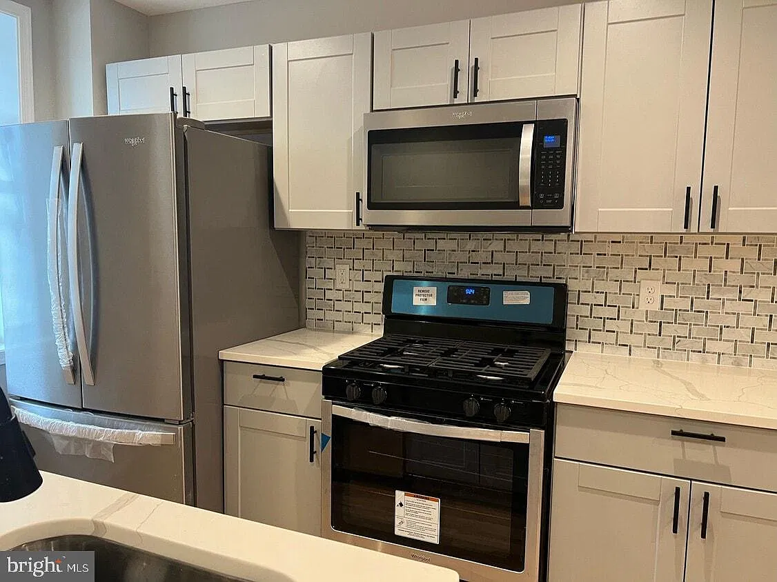 2 bed, 2.0 bath, 1100 sqft, $2,100 — Photo 2