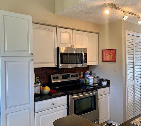4th image of 210 Oak St #101