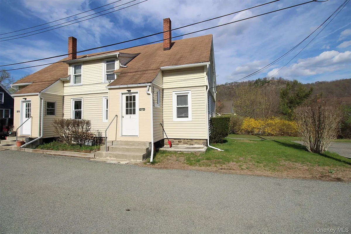 Building Photo - 4 Schoolhouse Ln