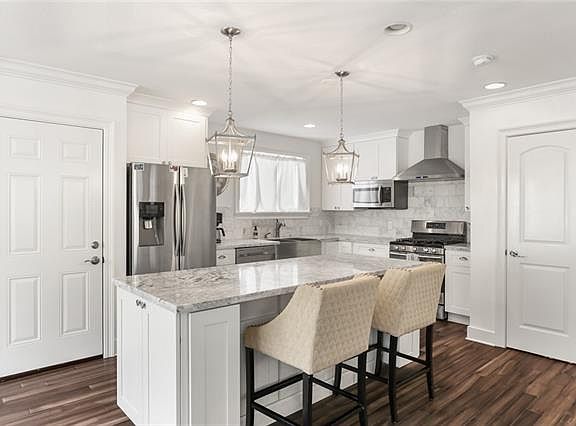 5th image of 4764 Lafaye St