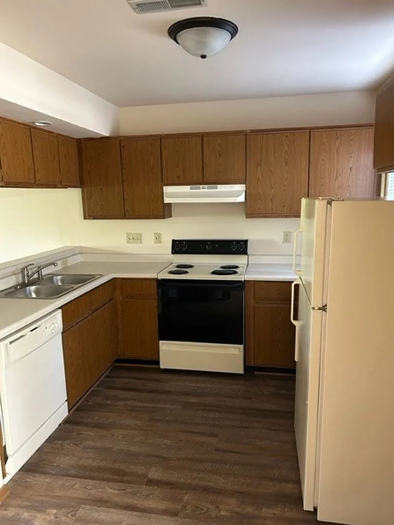 Lake Court Apartments — Photo 4