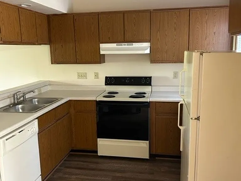 Lake Court Apartments — Photo 4