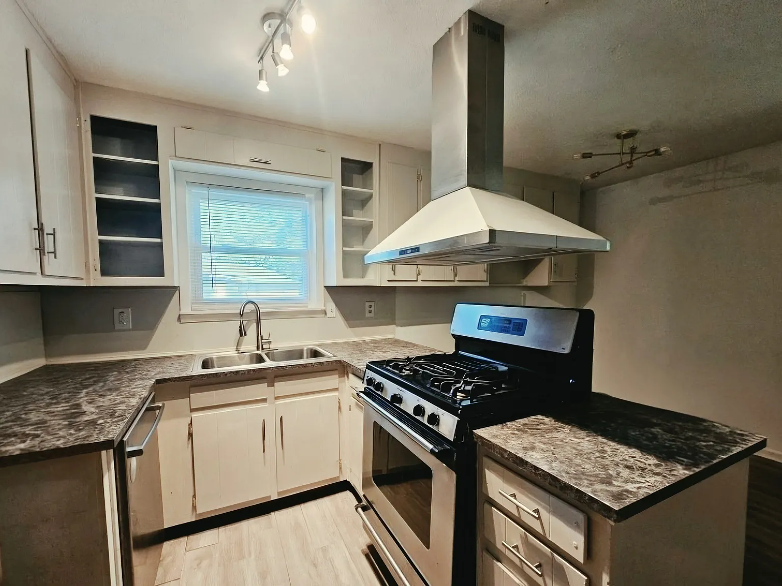 2 bed, 1100 sqft, $1,600 — Photo 4