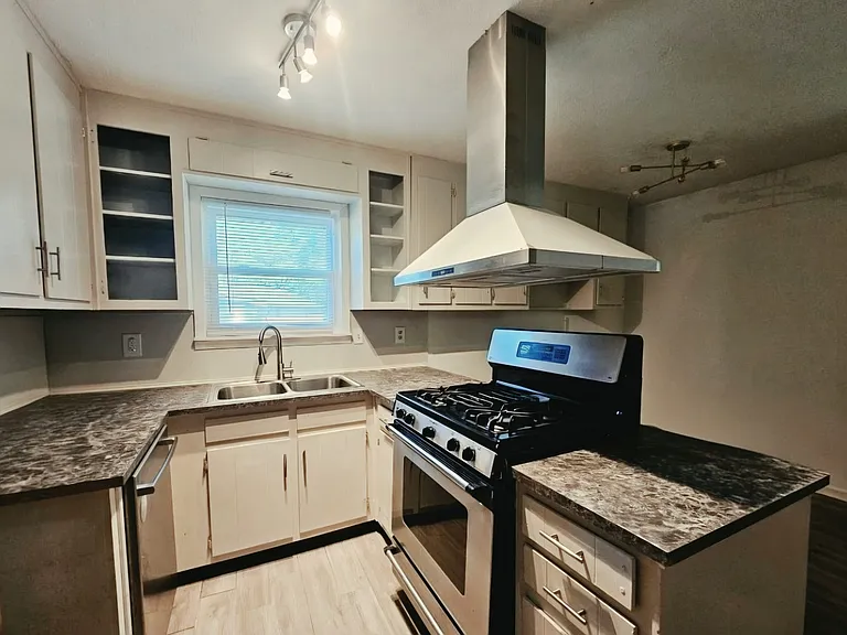 2501 Washington Street Ext — Photo 4