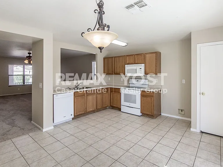 645 W Jardin Dr — Photo 3
