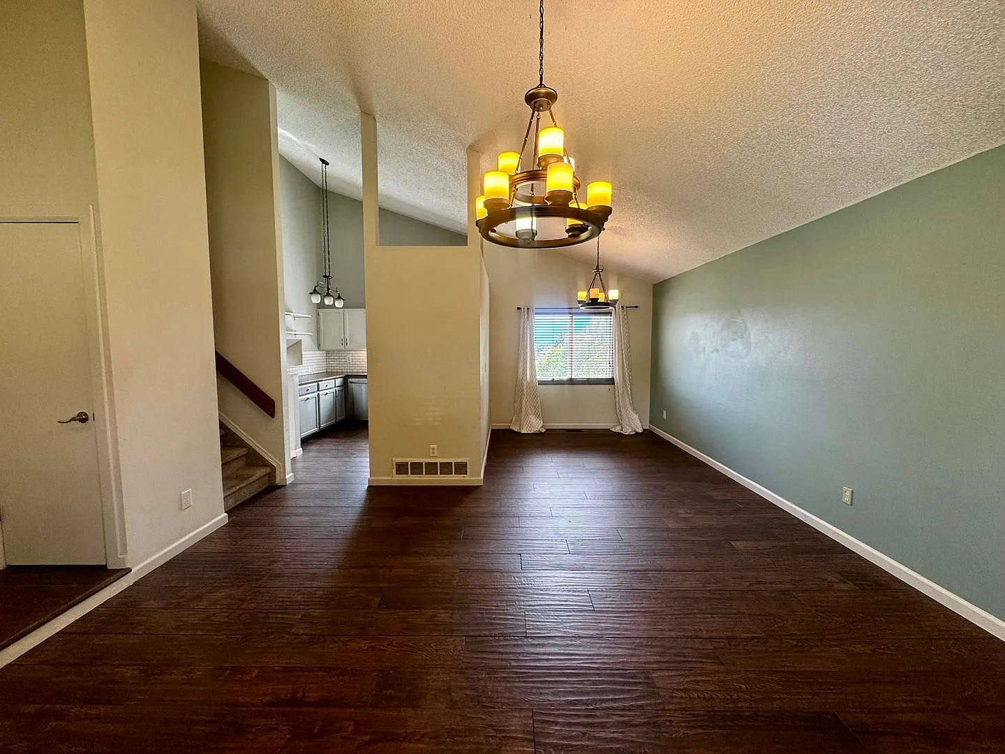 3 Bedroom Tri-level in Briargate — Photo 3