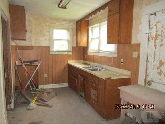 3rd image of 715 Main Ave N
