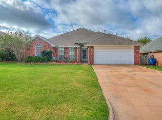 320 E Twelve Oaks Ter, Mustang, OK 73064