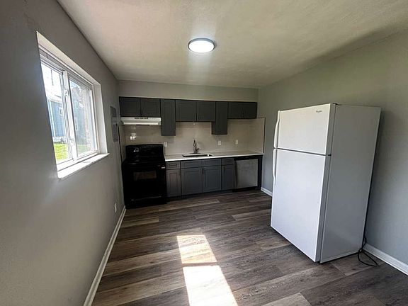 5th image of 741 W Locust St #49