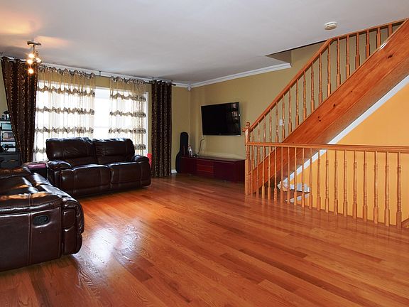 5th image of 528 Dongan Hills Ave