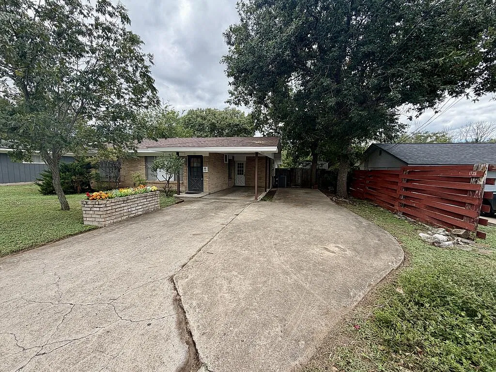 3 bed, 2.0 bath, 1400 sqft, $2,200 — Photo 2