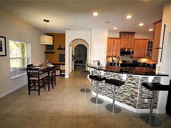 Casual Dining Space & Eating Bar in Kitchen