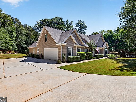 2nd image of 32 Meadows Creek Ln