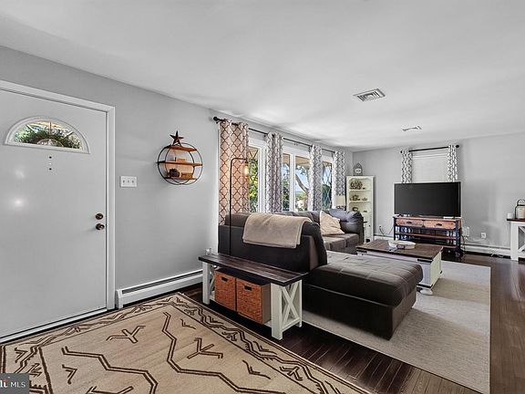 4th image of 251 Maple Springs Dr