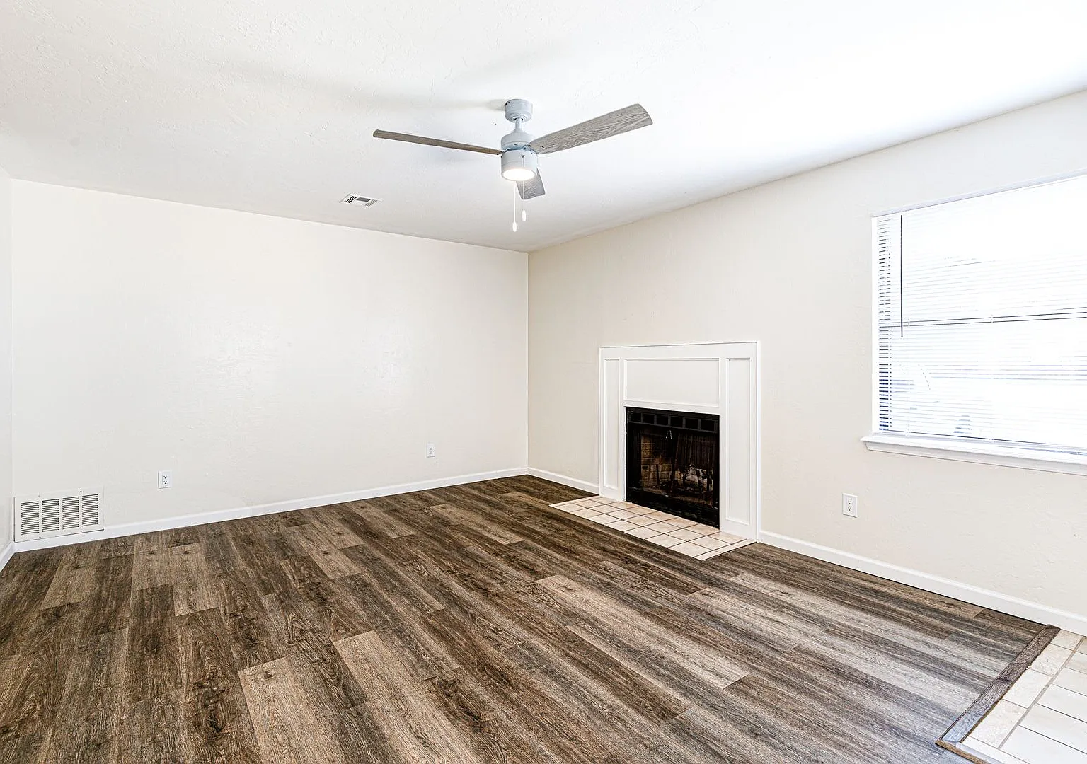 Beautifully Renovated 2bed/2bath Flat — Photo 3