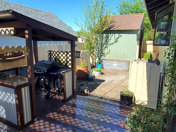 4th image of 360 Russell Ave