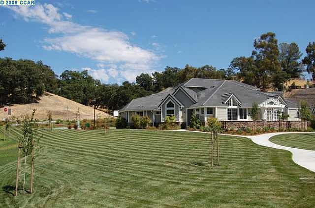 1st image of 124 Sugarloaf Ln