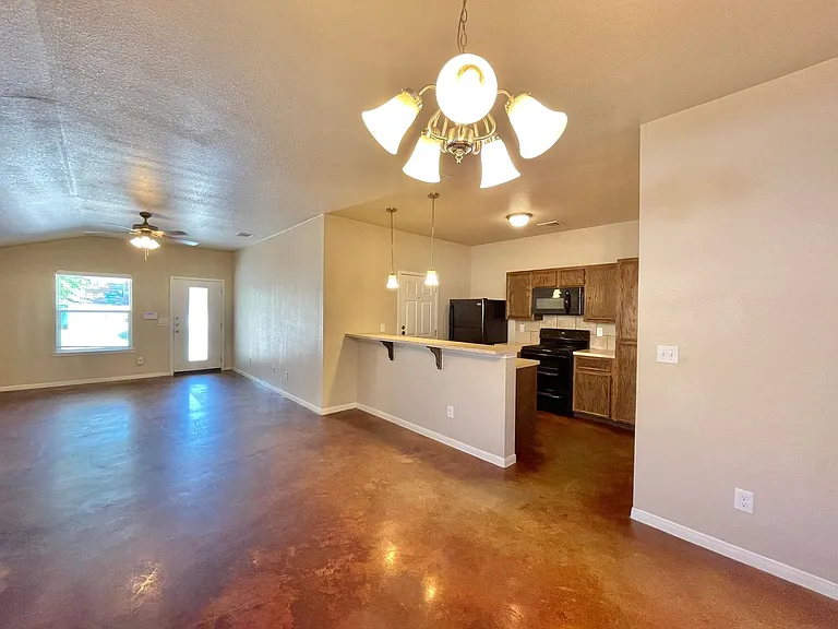 928 Maplewood St — Photo 5