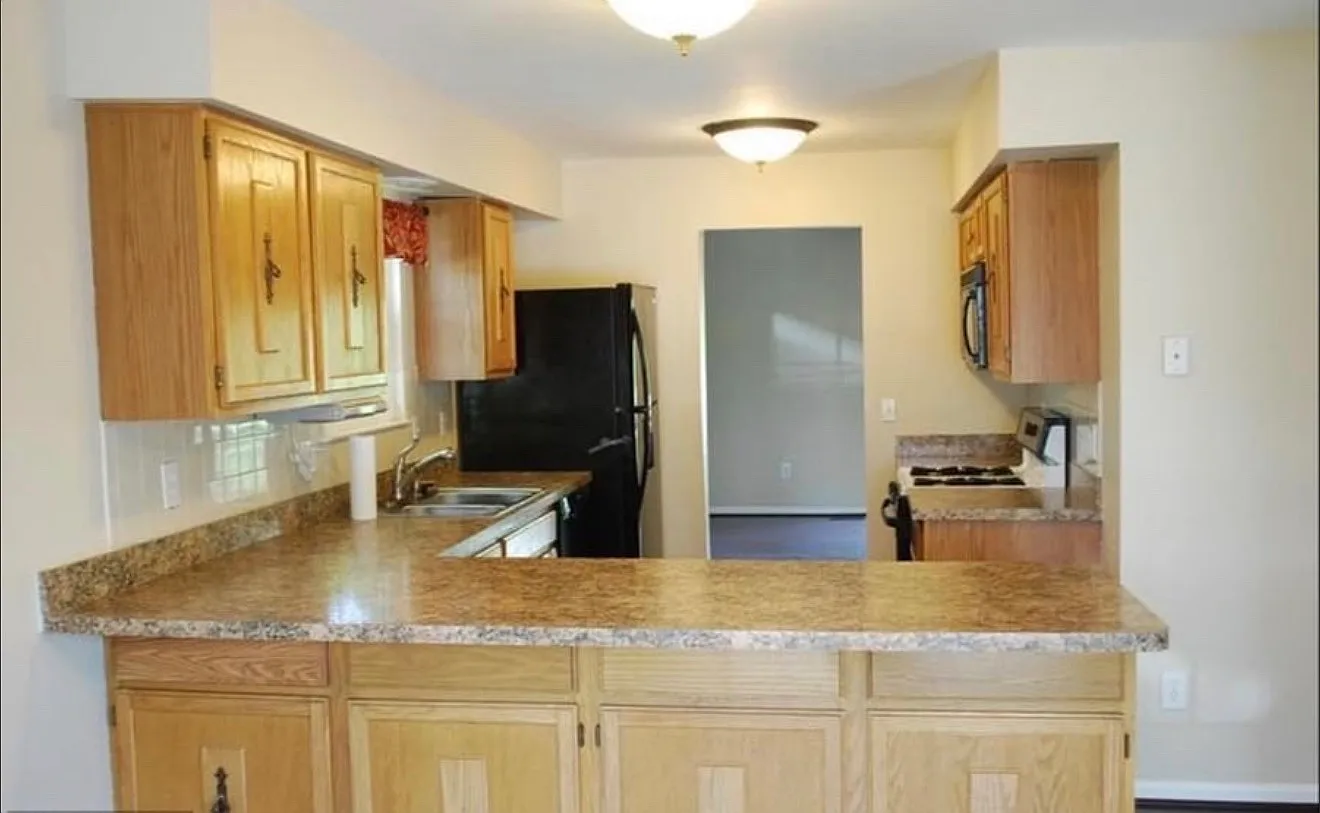 1 bed, 2700 sqft, $1,000 — Photo 3