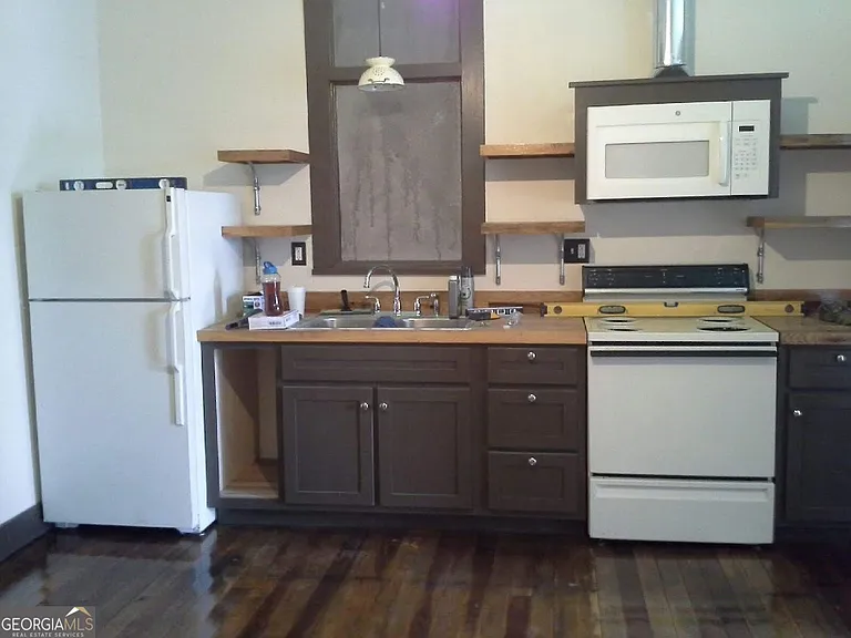 359 Railroad St #A — Photo 5