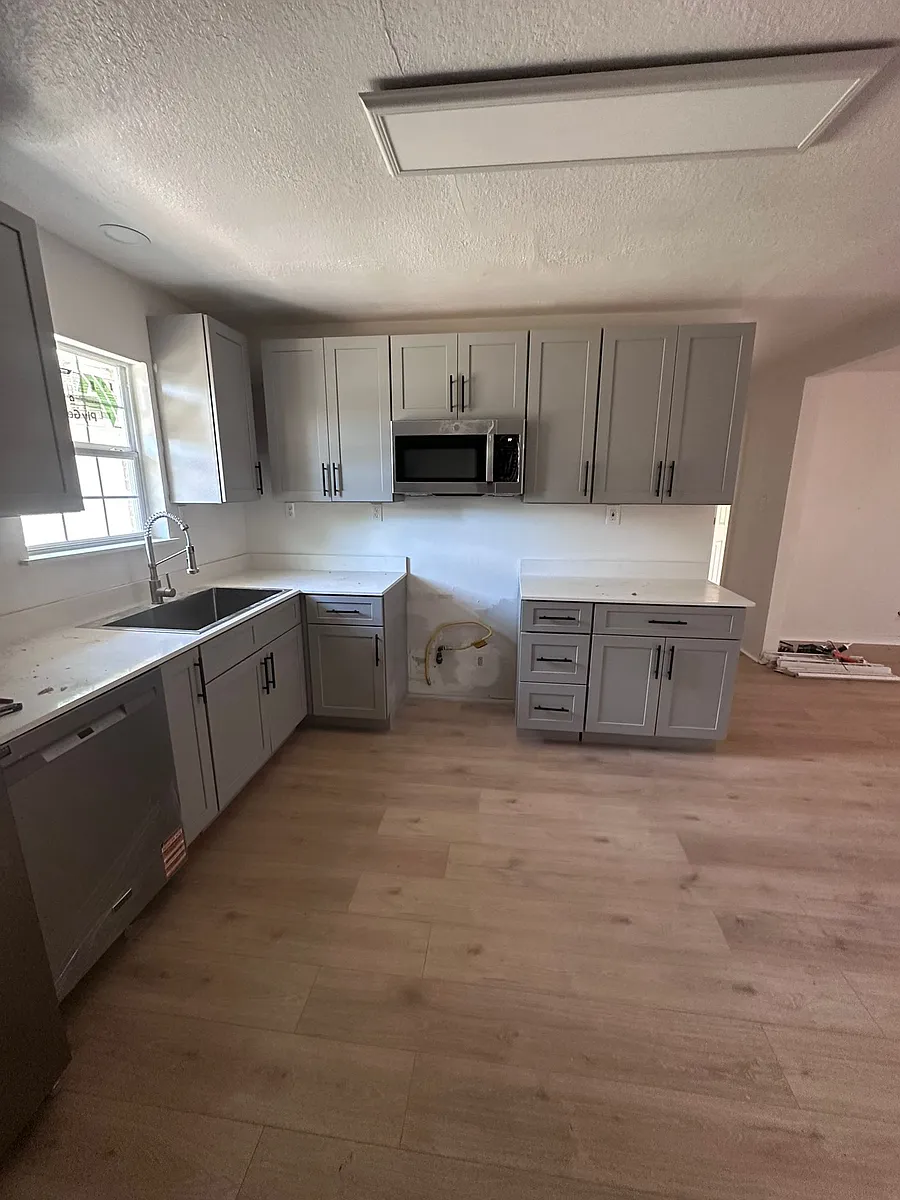 Building Photo - 202 Red Oak Cir