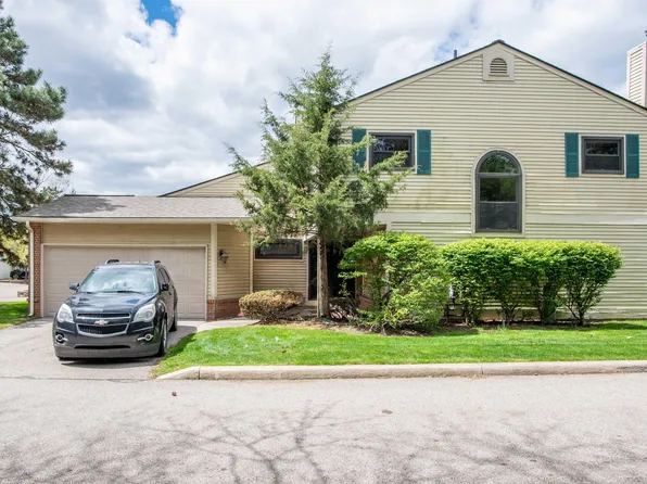 5679 Drake Hollow Dr W, West Bloomfield, MI 48322