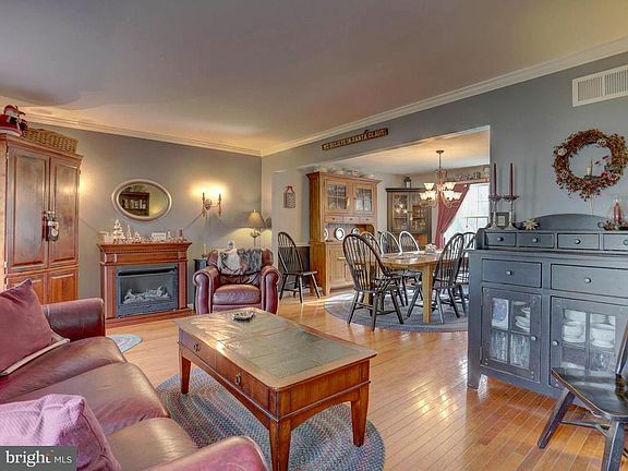 3rd image of 3844 Sterling Way