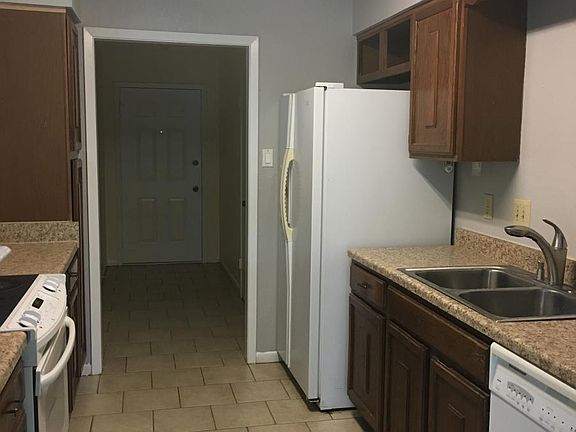 3rd image of 601 Deerwood Dr