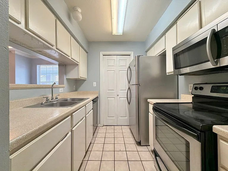 501 W 26th St #321 — Photo 7