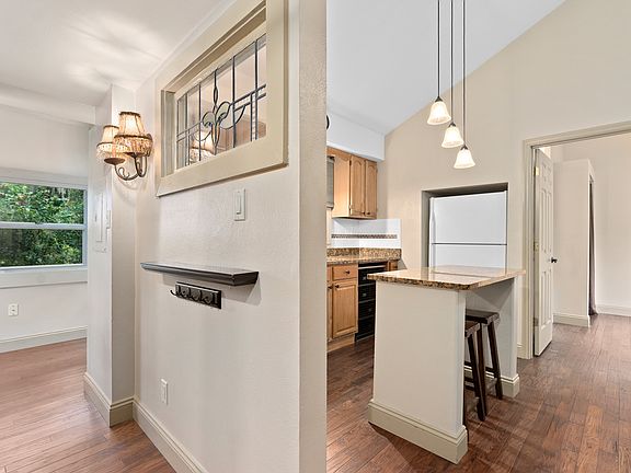 3rd image of 210 Oglethorpe Pl #210