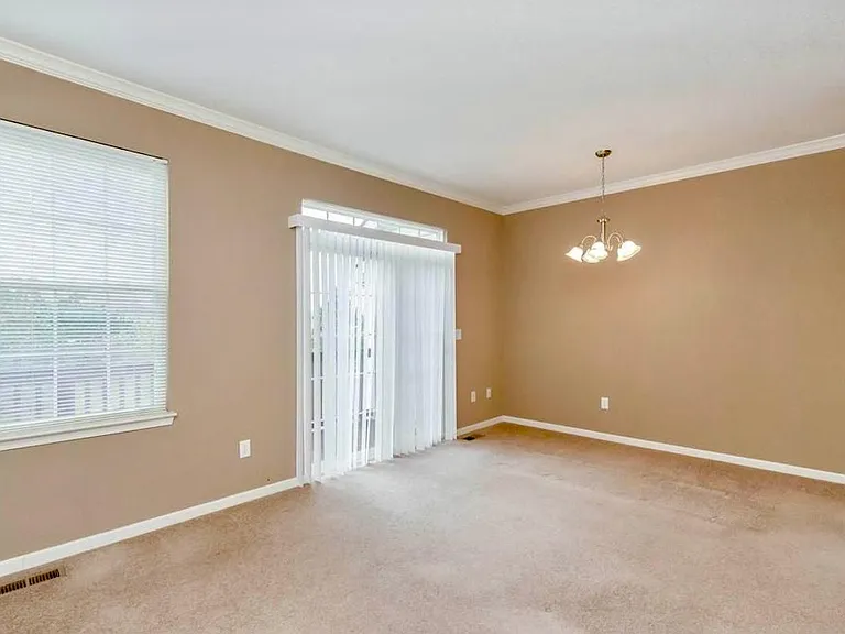 15808 Robinson St — Photo 7