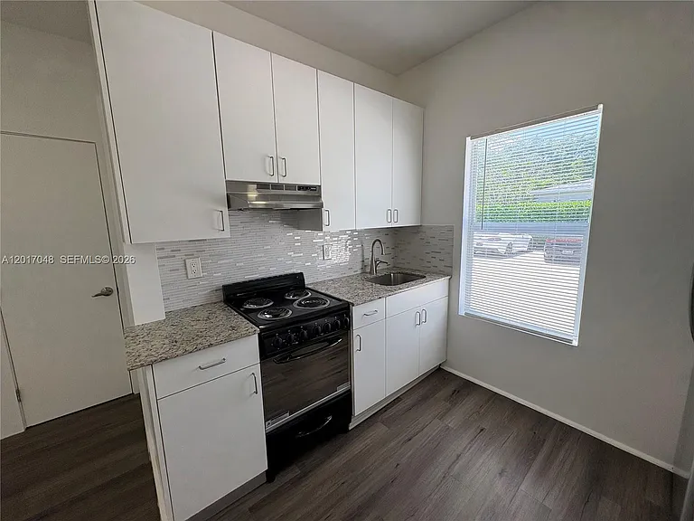 3237 SW 4th St #6 — Photo 7