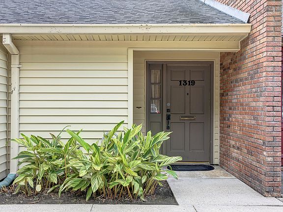 3rd image of 1319 W Saint Mary Blvd