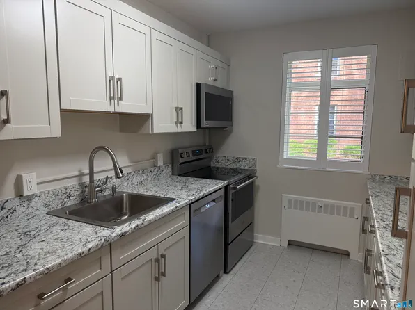 20 Outlook Ave APT 102, West Hartford, CT 06119