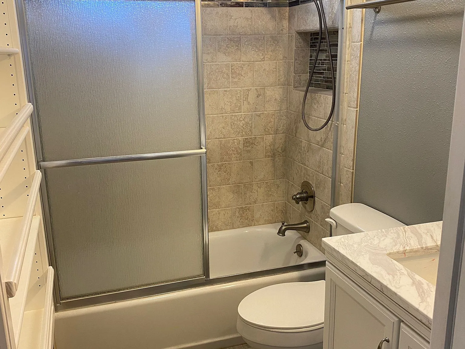 3 bed, 1.0 bath, 1098 sqft, $1,795 — Photo 4