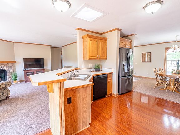 3rd image of 511 White Spruce Ave