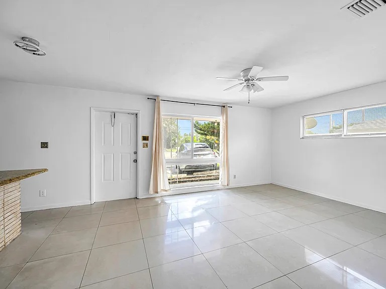 2107 NE 15th Ave — Photo 4