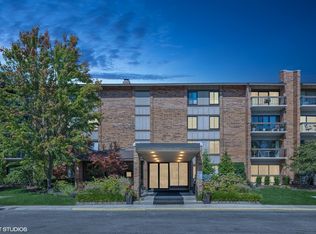 201 Lake Hinsdale Dr APT 105, Willowbrook, IL 60527