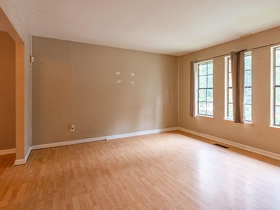 5th image of 674 Charbell St