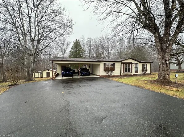 1727 Surry Ave, Mount Airy, NC 27030