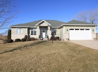 3080 Valley View Ct, Clinton, IA 52732