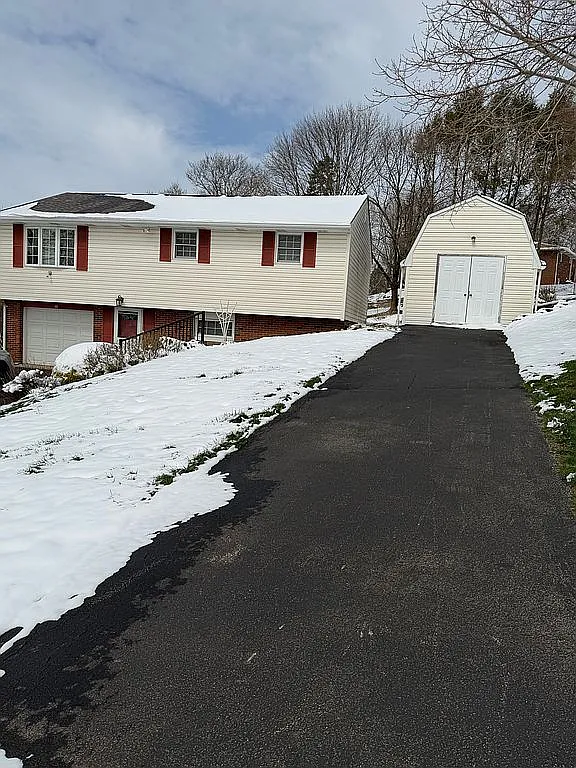 105 Willow Dr photo 1