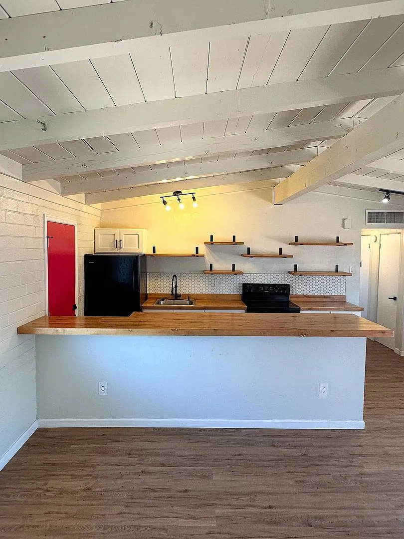 1 bed, 1.0 bath, 698 sqft, $1,099 — Photo 2