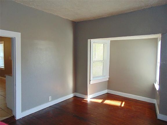4th image of 2575 Broadway Ave