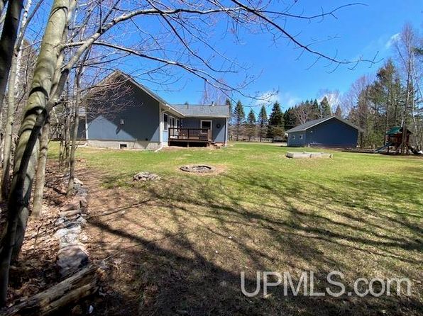 930 Highland Dr, Marquette, MI 49855