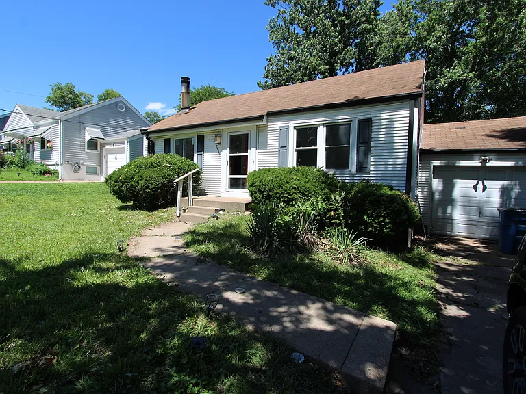 2437 Shannon Ave — Photo 2